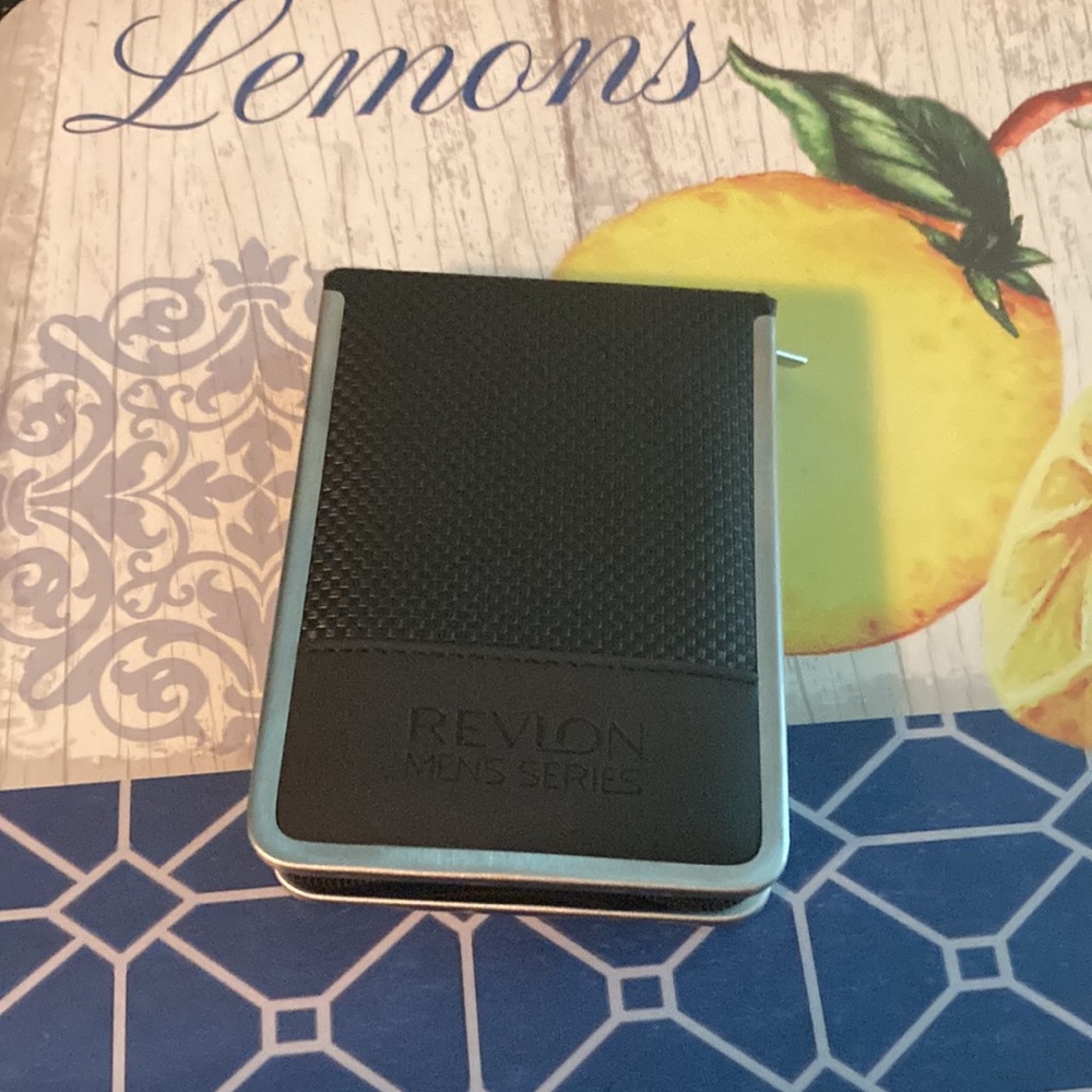 Small Revlon hard case Zipper closures